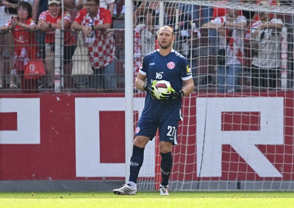 15.08.2026, xsltx, Fussball Testspiel, FSV Mainz 05 - AFC Bournemouth v.l. Robin Zentner (1. FSV Mainz 05) (DFL DFB REGULATIONS PROHIBIT ANY USE OF PHOTOGRAPHS as IMAGE SEQUENCES and or QUASI-VIDEO) *** August 15, 2026, xsltx, soccer friendly match, FSV Mainz 05 vs. AFC Bournemouth, by Robin Zentner 1, FSV Mainz 05. DFL and DFB regulations prohibit any use of photographs as image sequences and or quasi-video.