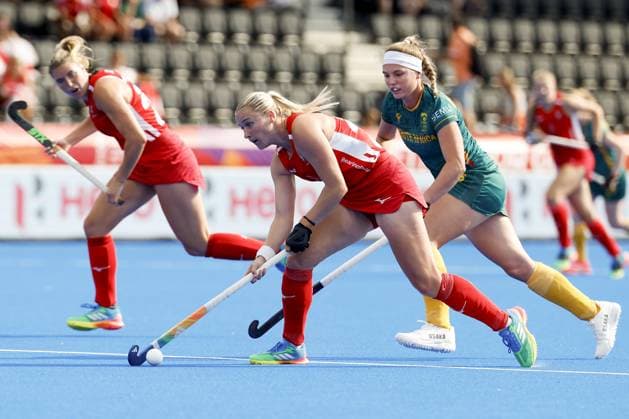 AMSTELVEEN - Sophie Hamilton of England (L) in a duel with Baylee Engelke of South Africa during the group stage match at the Hockey World Cup between England and South Africa at the Wagener Stadium. BAS CZERWINSKI ANP xVIxANPxSportx xxANPxIVx 565601355 originalFilename: 565601355.jpg