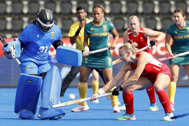 AMSTELVEEN - Hannah French of England (R) in a duel with South Africa goalkeeper Marlise Van Tonder during the group stage match at the Hockey World Cup between England and South Africa at the Wagener Stadium. BAS CZERWINSKI ANP xVIxANPxSportx xxANPxIVx 565601357 originalFilename: 565601357.jpg