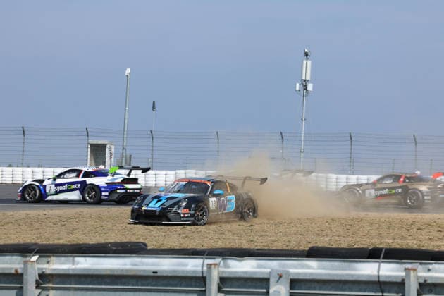 Sport Bilder des Tages Nürburg, Deutschland 15.- 16. August 2026: Porsche Sixt Carrera Cup Deutschland - 2026 - Nürburgring - Sonntag Rennen 2 Im Bild: Alexander Tauscher (GER 13) wird von Robert de Haan (NED 1) in der Auslaufrunde abgeräumt Nürburgring Rheinland-Pfalz *** Nürburg, Germany, August 15–16, 2026 Porsche Sixt Carrera Cup Germany 2026 Nürburgring Sunday Race 2 Pictured: Alexander Tauscher (GER, 13) is overtaken by Robert de Haan (NED, 1) during the cool-down lap Nürburgring, Rhineland-Palatinate Copyright: xFotostandx xFWMEDIAx