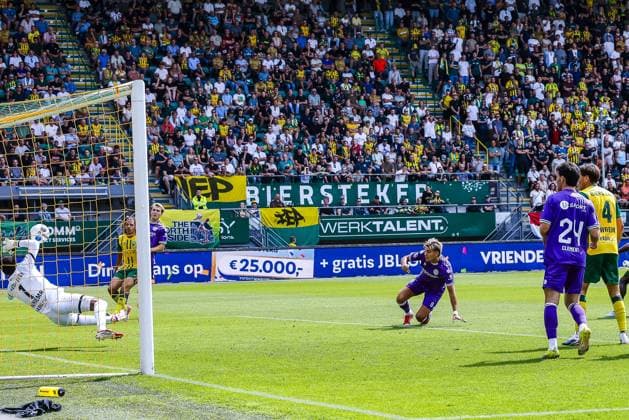 DEN HAAG , 16-08-2026 , WerkTalent Stadium , season 2026 2027 , Dutch Eredivisie football , match between ADO Den Haag and FC Groningen , picture shows ADO keeper Kilian Nikiema , Groningen player Brynjolfur Willumsson ADO - Groningen  x205769096x Copyright: