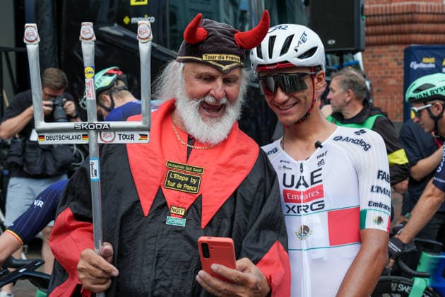Deutschland: Hamburg - Buxtehude: ADAC Cyclassics 2026 (1.UWT), UCI Worldtour, Männer Elite, Eintages Radrennen: Isaac del Toro vom UAE Team Emirates XRG (WT) mit Didi Senft, Tourteufel *** Germany, Hamburg, Buxtehude, ADAC Cyclassics 2026, 1 UWT, UCI World Tour, Men s Elite, One-Day Cycling Race, Isaac del Toro of UAE Team Emirates XRG WT with Didi Senft, Tourteufel Copyright: xStefanxTrochax