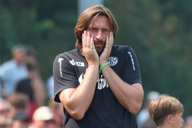 16.08.2026, xrekx, Fussball Testspiel, SV Auersmacher - SV Elversberg v.l. Vincent Wagner (Trainer, SV Elversberg) enttaeuscht, enttäuscht, schaut enttaeuscht, niedergeschlagen, disappointed (DFL DFB REGULATIONS PROHIBIT ANY USE OF PHOTOGRAPHS as IMAGE SEQUENCES and or QUASI-VIDEO) Auersmacher *** August 16, 2026, xrekx, Soccer Friendly Match, SV Auersmacher vs. SV Elversberg, Coach Vincent Wagner, SV Elversberg disappointed, looks disappointed, dejected, disappointed DFL DFB REGULATIONS PROHIBIT ANY USE OF PHOTOGRAPHS as IMAGE SEQUENCES and or QUASI-VIDEO Auersmacher