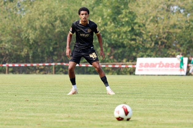 August 16, 2026, xrekx, Soccer Friendly Match, SV Auersmacher vs. SV Elversberg, left: Francis Onyeka, SV Elversberg. DFL and DFB regulations prohibit any use of photographs as image sequences and or quasi-video. Auersmacher