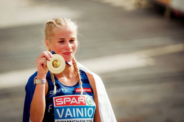 European Athletics Championships; Birmingham, 16.08.2026 Alisa Vainio aus Finnland feiert mit ihrer Medaille den Marathonsieg bei den Europameisterschaften im Leichtathletik in Birmingham am 10. August 2026. *** European Athletics Championships, Birmingham, August 16, 2026: Alisa Vainio of Finland celebrates her marathon victory with her medal at the European Athletics Championships in Birmingham on August 10, 2026 Copyright: xBEAUTIFULxSPORTS Flatemerschx