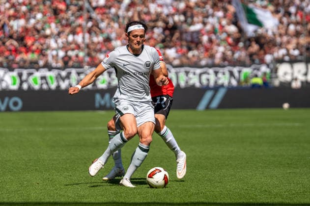 Deutschland: Fussball 2. Bundesliga, 2. Spieltag 2026 2027, Hannover 96 - VfL Wolfsburg am 16.08.2026 in Hannover (Heinz von Heiden Arena): Fabian Reese (VfL Wolfsburg, 11) am Ball *** German Soccer 2. Bundesliga, Matchday 2, 2026–2027, Hannover 96 vs. VfL Wolfsburg on August 16, 2026, at the Heinz von Heiden Arena in Hannover; Fabian Reese (VfL Wolfsburg) has the ball at 11 Copyright: xSvenxHeidmannx