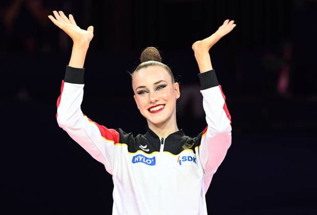 16.08.2026, xhbx, Rhythmische Sportgymnastik Weltmeisterschaft 2026, v.l. Darja Varfolomeev (Deutschland) Siegerehrung Ball Gold Frankfurt am Main *** August 16, 2026, xhbx, 2026 Rhythmic Gymnastics World Championships, from left: Darja Varfolomeev, Germany, medal ceremony, gold ball, Frankfurt am Main