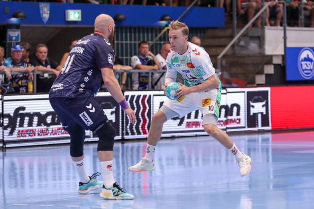 16.08.2026, xgox, Handball - Wartburg Cup SC Magdeburg - SG Flensburg-Handewitt emspor, v.l. Arnar Freyr Arnarsson (Flensburg, 41), Gisli Thorgeir Kristjansson (Magdeburg, 10) Zweikampf, Duell, Kampf, tackle Eisenach *** August 16, 2026, xgox, Handball Wartburg Cup SC Magdeburg vs. SG Flensburg Handewitt emspor, from left: Arnar Freyr Arnarsson (Flensburg), 41, Gisli Thorgeir Kristjansson (Magdeburg), 10; duel, battle, tackle, Eisenach