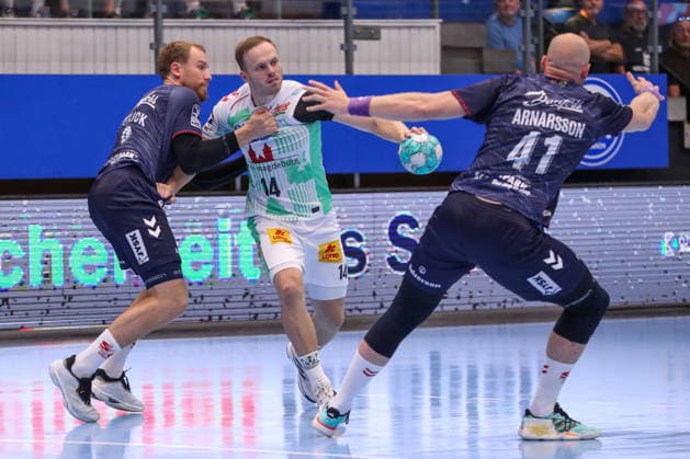16.08.2026, xgox, Handball - Wartburg Cup SC Magdeburg - SG Flensburg-Handewitt emspor, v.l. Simon Pytlick (Flensburg, 2), Omar Ingi Magnusson (Magdeburg, 14) Zweikampf, Duell, Kampf, tackle Eisenach *** August 16, 2026, xgox, Handball Wartburg Cup: SC Magdeburg vs. SG Flensburg Handewitt, emspor; from left: Simon Pytlick (Flensburg), 2; Omar Ingi Magnusson (Magdeburg), 14; duel, battle, tackle, Eisenach