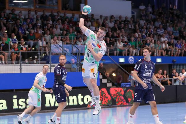 16.08.2026, xgox, Handball - Wartburg Cup SC Magdeburg - SG Flensburg-Handewitt emspor, v.l. Elvar Oern Jonsson (Magdeburg, 19) am Ball, plays the ball Eisenach *** August 16, 2026, xgox, Handball Wartburg Cup: SC Magdeburg vs. SG Flensburg Handewitt emspor, from left: Elvar Oern Jonsson (Magdeburg), 19 with the ball, plays the ball (Eisenach)
