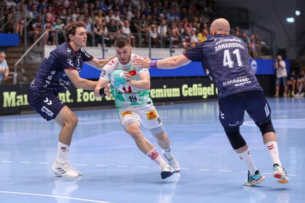 16.08.2026, xgox, Handball - Wartburg Cup SC Magdeburg - SG Flensburg-Handewitt emspor, v.l. Niclas Kirkelokke (Kirkelökke, Flensburg, 5), Elvar Oern Jonsson (Magdeburg, 19), Arnar Freyr Arnarsson (Flensburg, 41) Zweikampf, Duell, Kampf, tackle Eisenach *** August 16, 2026, xgox, Handball Wartburg Cup: SC Magdeburg vs. SG Flensburg Handewitt emspor, from left: Niclas Kirkelokke Kirkelökke, Flensburg, 5, Elvar Oern Jonsson, Magdeburg, 19, Arnar Freyr Arnarsson, Flensburg, 41, tackle, duel, battle, Eisenach