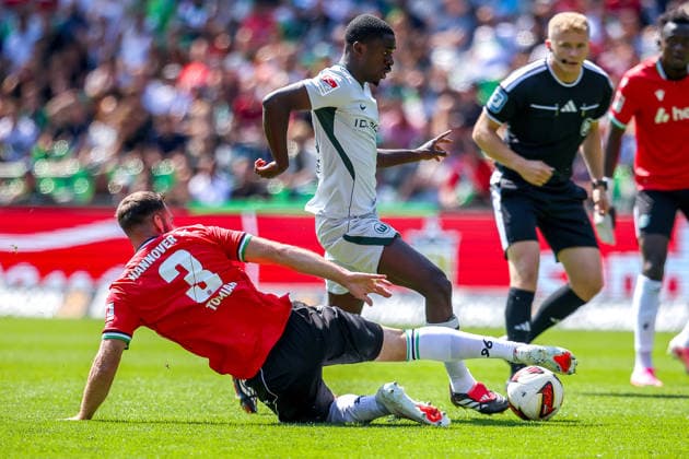 2026.08.16, xkwix, Fußball, 2. Bundesliga, Hannover 96 - VfL Wolfsburg, Heinz von Heiden Arena, 2.Spieltag, Saison 2026 2027: Boris Tomiak (Hannover 96 3) im Zweikampf gegen Sael Kumbedi (VfL Wolfsburg 26) DFB regulations prohibit any use of photographs as image sequences and or quasi-video. Photo: xKamilxWilkowskixPressefotoKochx Niedersachsen Deutschland *** August 16, 2026, xkwix, Soccer, 2. Bundesliga, Hannover 96 vs. VfL Wolfsburg, Heinz von Heiden Arena, Matchday 2, 2026–2027 season: Boris Tomiak (Hannover 96) 3 in a tackle against Sael Kumbedi (VfL Wolfsburg) 26. DFB regulations prohibit any use of photographs as image sequences and or quasi-video. Photo: xKamilxWilkowskixPressefotoKochx, Lower Saxony, Germany