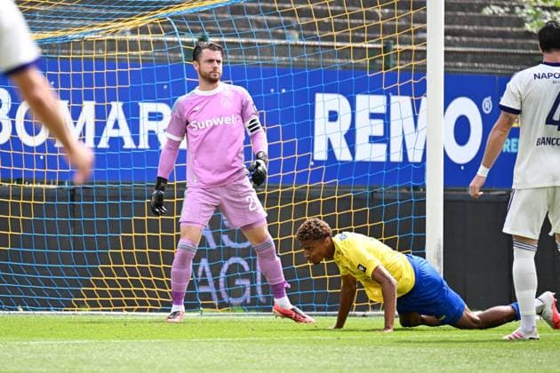 Anderlecht s goalkeeper Colin Coosemans and Beveren s Yoni Gomis fight for the ball during a soccer match between SK Beveren and Royal Sporting Club Anderlecht, Sunday 16 August 2026 in Beveren, on day 2 of the 2026-2027 Jupiler Pro League first division of the Belgian championship. MAARTENxSTRAETEMANS  x183518163x