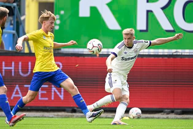 SK Beveren v RSC Anderlecht - Jupiler Pro League BEVEREN, BELGIUM - AUGUST 16 : Antman Oliver forward of RSC Anderlecht and Slegers Ferre midfielder of SK Beveren in action during the Jupiler Pro League match between SK Beveren and RSC Anderlecht on August 16, 2026 in Beveren, Belgium, 16 08 2026 Beveren Belgium  Copyright: xNicoxVereeckenx