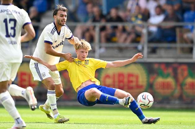 SK Beveren v RSC Anderlecht - Jupiler Pro League BEVEREN, BELGIUM - AUGUST 16 : Llansana Enric midfielder of RSC Anderlecht is fighting for the ball with Slegers Ferre midfielder of SK Beveren during the Jupiler Pro League match between SK Beveren and RSC Anderlecht on August 16, 2026 in Beveren, Belgium, 16 08 2026 Beveren Belgium  Copyright: xNicoxVereeckenx