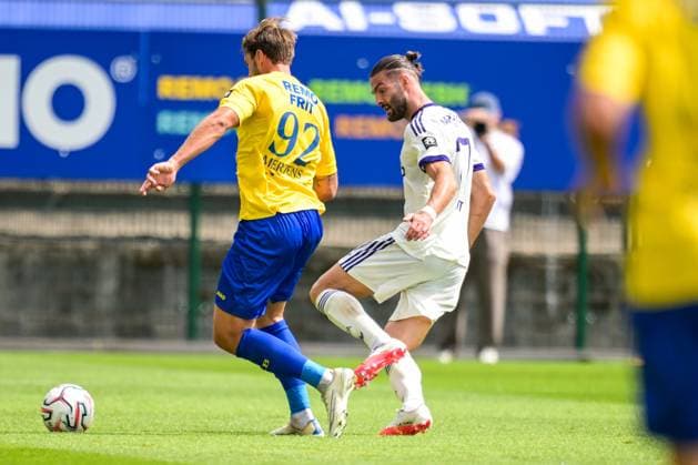 Beveren s Lennart Mertens and Anderlecht s Leo Petrot fight for the ball during a soccer match between SK Beveren and Royal Sporting Club Anderlecht, Sunday 16 August 2026 in Beveren, on day 2 of the 2026-2027 Jupiler Pro League first division of the Belgian championship. DAVIDxPINTENS  x183518762x
