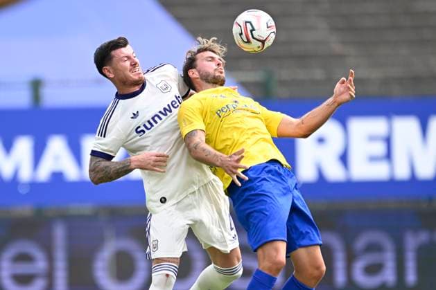 SK Beveren v RSC Anderlecht - Jupiler Pro League BEVEREN, BELGIUM - AUGUST 16 : Mertens Lennart forward of SK Beveren is fighting for the ball with Biancone Giulian defender of RSC Anderlecht during the Jupiler Pro League match between SK Beveren and RSC Anderlecht on August 16, 2026 in Beveren, Belgium, 16 08 2026 Beveren Belgium  Copyright: xNicoxVereeckenx