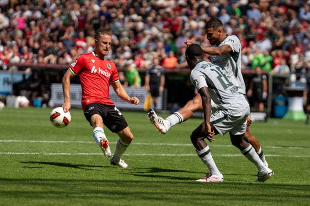 Deutschland: Fussball 2. Bundesliga, 2. Spieltag 2026 2027, Hannover 96 - VfL Wolfsburg am 16.08.2026 in Hannover (Heinz von Heiden Arena): Maurice Neubauer (Hannover 96, 33) Vinicius Souza (VfL Wolfsburg, 5) Sael Kumbedi (VfL Wolfsburg, 26) *** German Soccer 2. Bundesliga, Matchday 2, 2026–2027, Hannover 96 vs. VfL Wolfsburg on August 16, 2026, at the Heinz von Heiden Arena in Hannover; Maurice Neubauer (Hannover 96), 33 Vinicius Souza (VfL Wolfsburg), 5 Sael Kumbedi (VfL Wolfsburg), 26 Copyright: xSvenxHeidmannx