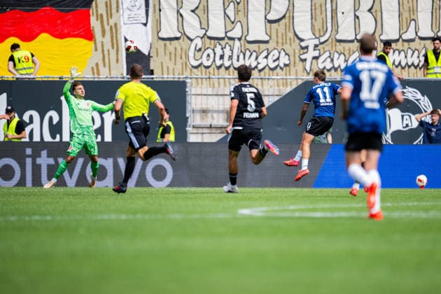 16.08.2026 - Fußball, 2026 2027, 2. Bundesliga, 2. Spieltag, DSC Arminia Bielefeld - FC Energie Cottbus: (2R) Joel Grodowski (Bielefeld) macht das Tor zum 2:0 vor (L) Marcel Lotka (Cottbus) DFL REGULATIONS PROHIBIT ANY USE OF PHOTOGRAPHS AS IMAGE SEQUENCES AND OR QUASI-VIDEO. *** August 16, 2026 Soccer, 2026–2027, 2. Bundesliga, Matchday 2, DSC Arminia Bielefeld vs. FC Energie Cottbus, 2nd half: Joel Grodowski of Bielefeld scores the goal to make it 2–0 in front of Marcel Lotka of Cottbus. DFL regulations prohibit any use of photographs as image sequences and or quasi-video.