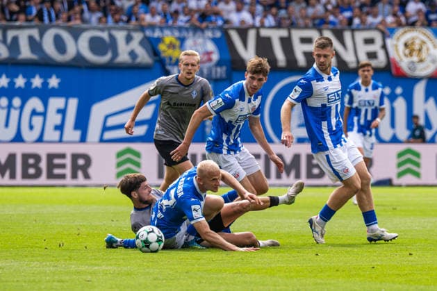 Rostock, Deutschland 16. August 2026: 3. Liga - 2026 2027 - Sp. 2 - FC Hansa Rostock gegen SV Waldhof Mannheim Im Bild: v. li. im Zweikampf Vincent Thill (Waldhof Mannheim) und Milosz Brzozowski (Hansa Rostock) *** Rostock, Germany, August 16, 2026; 3. Liga 2026–2027, Matchday 2: FC Hansa Rostock vs. SV Waldhof Mannheim. Pictured, from left, in a tackle: Vincent Thill of Waldhof Mannheim and Milosz Brzozowski of Hansa Rostock. Copyright: xFotostandx xVoelkerx