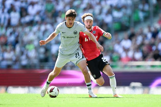 2. Bundesliga - Hannover 96 - VfL Wolfsburg am 16.08.2026 in der HDI Arena in Hannover Joakim Mahle (Wolfsburg) im Zweikampf gegen Kolja Oudenne (Hannover) *** 2. Bundesliga: Hannover 96 vs. VfL Wolfsburg on August 16, 2026, at the HDI Arena in Hannover; Joakim Mahle of Wolfsburg in a tackle against Kolja Oudenne of Hannover MT