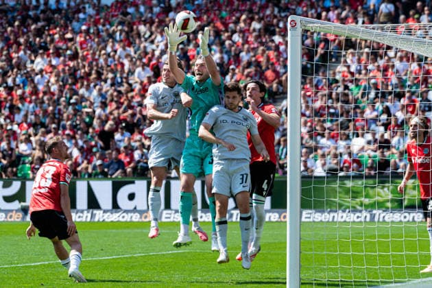 Hannover, Deutschland 16. August 2026: 2. BL - 2026 2027 - Sp. 2 - Hannover 96 gegen VfL Wolfsburg Im Bild: v. li. im Zweikampf Mattias Svanberg (VfL), Torwart Leo Weinkauf (H96), Elvis Rexhbecaj (VfL) und Jean Hugonet (H96) DFL DFB regulations prohibit any use of photographs as image sequences and or quasi-video Heinz von Heiden Arena Niedersachsen *** Hanover, Germany, August 16, 2026, 2nd Bundesliga 2026–2027, Matchday 2: Hannover 96 vs. VfL Wolfsburg. Pictured, from left, in a tackle: Mattias Svanberg (VfL), goalkeeper Leo Weinkauf (H96), Elvis Rexhbecaj (VfL), and Jean Hugonet (H96). DFL and DFB regulations prohibit any use of photographs as image sequences and or quasi-video. Heinz von Heiden Arena, Lower Saxony Copyright: xFotostandx xKruczynskix