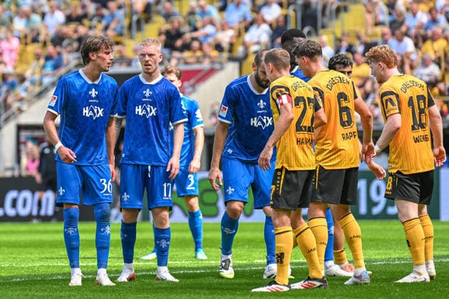 Fußball I Herren I Saison 2026-2027 I 2. Bundesliga I 2. Spieltag I SG Dynamo Dresden - SV Darmstadt 98 I 16.08.2026 Milan Smit (36 SV Darmstadt 98) und Kai Klefisch (17, SV Darmstadt 98) warten auf die Ausführung der Ecke Dresden Rudolf-Harbig-Stadion (Lennestr. 12) Sachsen Deutschland *** Soccer I Men s I 2026–2027 Season I 2. Bundesliga I Matchday 2 I SG Dynamo Dresden vs. SV Darmstadt 98 I August 16, 2026 Milan Smit 36 SV Darmstadt 98 and Kai Klefisch 17, SV Darmstadt 98 wait for the corner kick to be taken Dresden Rudolf Harbig Stadium Lennestr. 12 Saxony Germany Copyright: xLobeca InesxHähnelx