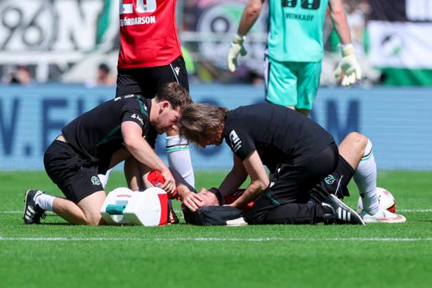 Boris Tomiak (Hannover 96) liegt nach Kreislaufproblemen auf dem Rasen und wird behandelt waehrend des Spiels der 2. Bundesliga zwischen Hannover 96 und VfL Wolfsburg, Heinz von Heiden Arena am 16. August 2026 in Hannover, Deutschland. (Foto von Marco Steinbrenner DeFodi Images) +++ Boris Tomiak (Hannover 96) is lying on the pitch after suffering from circulatory problems during the 2nd Bundesliga match between Hannover 96 and VfL Wolfsburg at Heinz von Heiden Arena on August 16, 2026 in Hanover, Germany. (Photo by Marco Steinbrenner DeFodi Images) DFB DFL REGULATIONS PROHIBIT ANY USE OF PHOTOGRAPHS AS IMAGE SEQUENCES AND OR QUASI-VIDEO. (Photo by Marco Steinbrenner DeFodi Images) - *** Boris Tomiak of Hannover 96 is lying on the field after suffering from circulatory problems and is receiving treatment during the 2. Bundesliga match between Hannover 96 and VfL Wolfsburg at the Heinz von Heiden Arena on August 16, 2026, in Hannover, Germany. Photo by Marco Steinbrenner, DeFodi Images. Boris Tomiak of Hannover 96 is lying on the field after suffering from circulatory problems during the 2. Bundesliga match between Hannover 96 and VfL Wolfsburg at Heinz von Heiden Arena on August 16, 2026 in Hanover, Germany. Photo by Marco Steinbrenner, DeFodi Images. DFB and DFL regulations prohibit any use of photographs as image sequences and or quasi-video. Photo by Marco Steinbrenner, DeFodi Images.