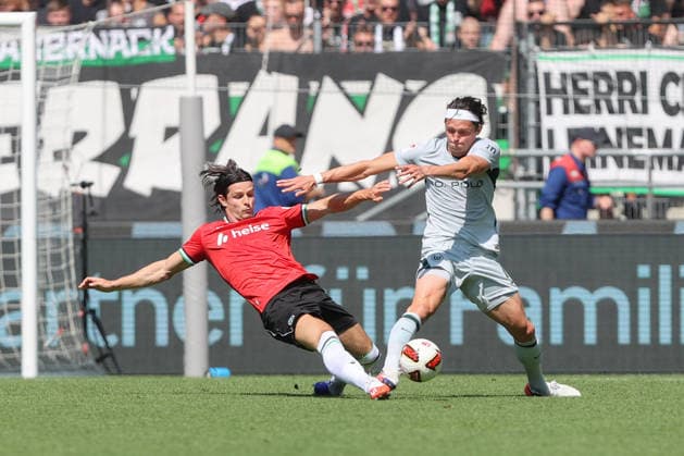 16.08.2026, xtgx, Fussball 2. Bundesliga, Hannover 96 - VfL Wolfsburg, v.l. Jean Hugonet (Hannover, 4) Fabian Reese (Wolfsburg, 11) Zweikampf, Duell, Kampf, tackle (DFL DFB REGULATIONS PROHIBIT ANY USE OF PHOTOGRAPHS as IMAGE SEQUENCES and or QUASI-VIDEO) Hannover *** August 16, 2026, xtgx, Soccer 2. Bundesliga, Hannover 96 vs. VfL Wolfsburg, from left: Jean Hugonet (Hannover), 4 Fabian Reese Wolfsburg, 11 Tackle, Duel, Battle, DFL DFB REGULATIONS PROHIBIT ANY USE OF PHOTOGRAPHS AS IMAGE SEQUENCES AND OR QUASI-VIDEO Hannover