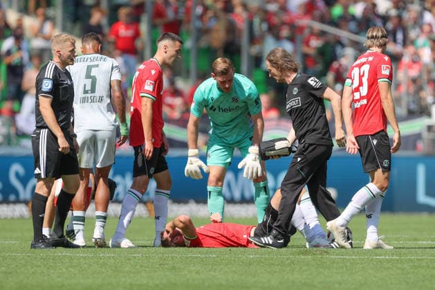 16.08.2026, xtgx, Fussball 2. Bundesliga, Hannover 96 - VfL Wolfsburg, v.l. Boris Tomiak (Hannover, 3) verletzt, Verletzung, injury, injured (DFL DFB REGULATIONS PROHIBIT ANY USE OF PHOTOGRAPHS as IMAGE SEQUENCES and or QUASI-VIDEO) Hannover *** August 16, 2026, xtgx, Soccer 2. Bundesliga, Hannover 96 vs. VfL Wolfsburg, from left: Boris Tomiak (Hannover), 3 injured, injury, injured DFL DFB REGULATIONS PROHIBIT ANY USE OF PHOTOGRAPHS as IMAGE SEQUENCES and or QUASI-VIDEO Hannover