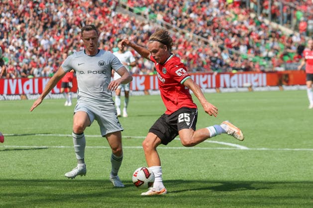 16.08.2026, xtgx, Fussball 2. Bundesliga, Hannover 96 - VfL Wolfsburg, v.l. Yannick Gerhardt (Wolfsburg, 31) Lars Gindorf (Hannover, 25) (DFL DFB REGULATIONS PROHIBIT ANY USE OF PHOTOGRAPHS as IMAGE SEQUENCES and or QUASI-VIDEO) Hannover *** August 16, 2026, xtgx, Soccer 2. Bundesliga, Hannover 96 vs. VfL Wolfsburg, from left: Yannick Gerhardt (Wolfsburg), 31 Lars Gindorf, Hannover, 25 DFL and DFB regulations prohibit any use of photographs as image sequences and or quasi-video, Hannover