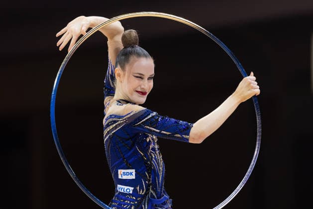 Sport Bilder des Tages Weltmeisterschaft der Rhythmischen Sportgymnastik Darja Varfolomeev (Deutschland) während ihrer Übung mit dem Reifen. Weltmeisterschaft der Rhythmischen Sportgymnastik vom 11. bis zum 16. August in der Festhalle in Frankfurt am Main. Einzelfinale., Frankfurt am Main Hessen Deutschland Festhalle *** World Rhythmic Gymnastics Championships: Darja Varfolomeev of Germany during her hoop routine. World Rhythmic Gymnastics Championships, August 11–16, at the Festhalle in Frankfurt am Main. Individual Finals, Frankfurt am Main, Hesse, Germany, Festhalle
