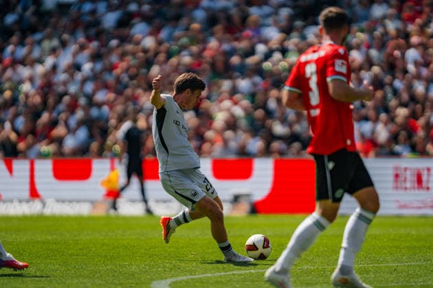 Deutschland: 2. Bundesliga 2026 - 2027, 2. Spieltag - Hannover 96 vs VfL Wolfsburg - Heinz von Heiden Arena (Hannover): Joakim Maehle (VfL Wolfsburg, 21) Torschuss *** Germany 2. Bundesliga 2026–2027, Matchday 2: Hannover 96 vs. VfL Wolfsburg at Heinz von Heiden Arena, Hannover; Joakim Maehle (VfL Wolfsburg), 21 shots on goal Copyright: xTomxLauruschkatx