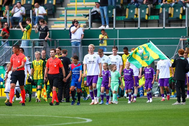 THE HAGUE, NETHERLANDS - AUGUST 16: line up of FC Groningen, FC Groningen players wear a special shirt for Mats Seuntjens and his wife Elba during the Dutch Eredivisie match between ADO Den Haag and FC Groningen at Bingoal stadion on August 16, 2026 in The Hague, Netherlands.  Copyright: xMTB MBxMediax