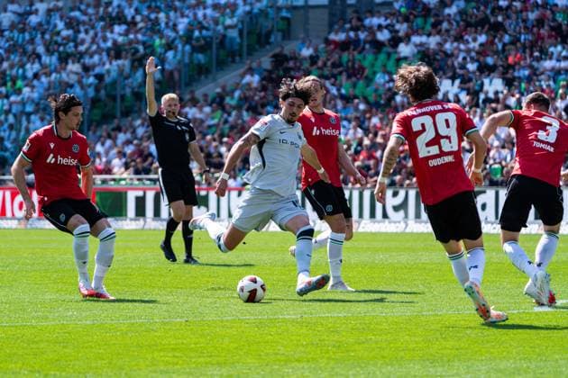 Hannover, Deutschland 16. August 2026: 2. BL - 2026 2027 - Sp. 2 - Hannover 96 gegen VfL Wolfsburg Im Bild: Fraser Hornby (VfL)mit Ball, DFL DFB regulations prohibit any use of photographs as image sequences and or quasi-video Heinz von Heiden Arena Niedersachsen *** Hanover, Germany, August 16, 2026, 2nd Bundesliga 2026–2027, Matchday 2: Hannover 96 vs. VfL Wolfsburg. Pictured: Fraser Hornby of VfL with the ball. DFL and DFB regulations prohibit any use of photographs as image sequences and or quasi-video. Heinz von Heiden Arena, Lower Saxony Copyright: xFotostandx xKruczynskix
