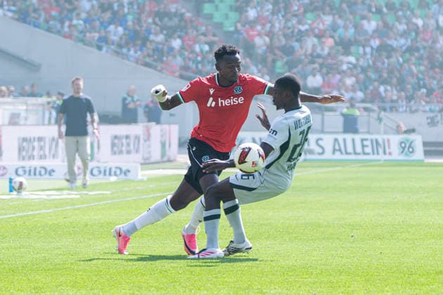 Hannover, Deutschland 16. August 2026: 2. BL - 2026 2027 - Sp. 2 - Hannover 96 gegen VfL Wolfsburg Im Bild: v. li. im Zweikampf Mustapha Bundu (H96) und Sael Kumbedi (VfL) DFL DFB regulations prohibit any use of photographs as image sequences and or quasi-video Heinz von Heiden Arena Niedersachsen *** Hanover, Germany, August 16, 2026, 2nd Bundesliga 2026–2027, Matchday 2: Hannover 96 vs. VfL Wolfsburg. Pictured from left: Mustapha Bundu (H96) and Sael Kumbedi (VfL) in a tackle. DFL and DFB regulations prohibit any use of photographs as image sequences and or quasi-video. Heinz von Heiden Arena, Lower Saxony Copyright: xFotostandx xKruczynskix