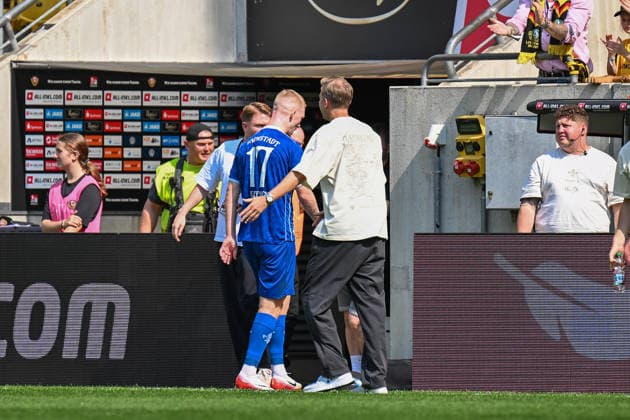 Fußball I Herren I Saison 2026-2027 I 2. Bundesliga I 2. Spieltag I SG Dynamo Dresden - SV Darmstadt 98 I 16.08.2026 Kai Klefisch (17, SV Darmstadt 98) geht nach der roten Karte vom Spielfeld Dresden Rudolf-Harbig-Stadion (Lennestr. 12) Sachsen Deutschland *** Soccer I Men s I 2026–2027 Season I 2. Bundesliga I Matchday 2 I SG Dynamo Dresden vs. SV Darmstadt 98 I August 16, 2026 Kai Klefisch 17, SV Darmstadt 98 is sent off following a red card Dresden Rudolf Harbig Stadium Lennestr. 12 Saxony, Germany Copyright: xLobeca InesxHähnelx