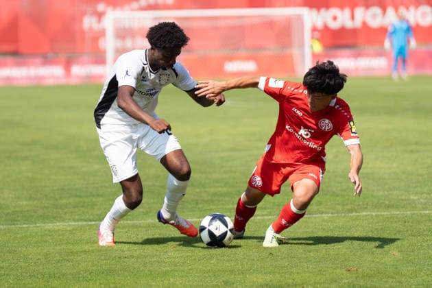 16.08.2026, xhfmx, Fussball Regionalliga Suedwest, FSV Mainz 05 U23 - FSV Frankfurt Uche Obiogumu (FSV Frankfurt, 17) im Zweikampf mit einem Gegenspieler (DFL DFB REGULATIONS PROHIBIT ANY USE OF PHOTOGRAPHS as IMAGE SEQUENCES and or QUASI-VIDEO) Mainz *** August 16, 2026, xhfmx, Regionalliga Southwest Soccer, FSV Mainz 05 U23 vs. FSV Frankfurt, Uche Obiogumu (FSV Frankfurt), age 17, in a tackle with an opponent. DFL and DFB regulations prohibit any use of photographs as image sequences and or quasi-video. Mainz