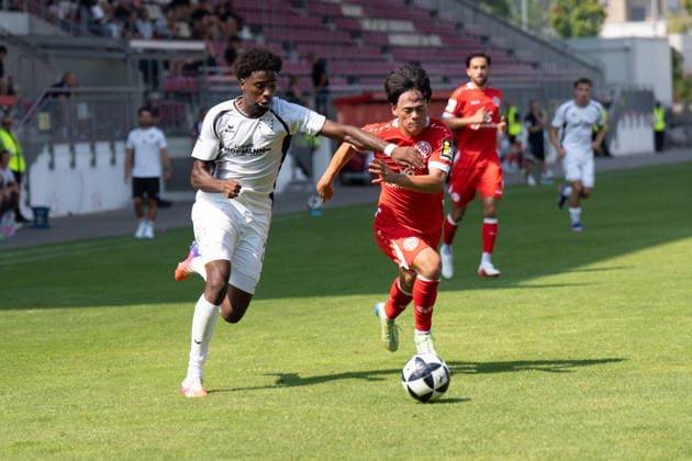 16.08.2026, xhfmx, Fussball Regionalliga Suedwest, FSV Mainz 05 U23 - FSV Frankfurt Uche Obiogumu (FSV Frankfurt, 17) im Zweikampf mit einem Gegenspieler (DFL DFB REGULATIONS PROHIBIT ANY USE OF PHOTOGRAPHS as IMAGE SEQUENCES and or QUASI-VIDEO) Mainz *** August 16, 2026, xhfmx, Regionalliga Southwest soccer, FSV Mainz 05 U23 vs. FSV Frankfurt, Uche Obiogumu (FSV Frankfurt), age 17, in a tackle with an opponent. DFL and DFB regulations prohibit any use of photographs as image sequences and or quasi-video. Mainz