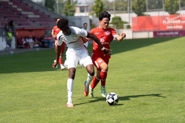 Sport Bilder des Tages 16.08.2026, xhfmx, Fussball Regionalliga Suedwest, FSV Mainz 05 U23 - FSV Frankfurt Uche Obiogumu (FSV Frankfurt, 17) im Zweikampf mit einem Gegenspieler (DFL DFB REGULATIONS PROHIBIT ANY USE OF PHOTOGRAPHS as IMAGE SEQUENCES and or QUASI-VIDEO) Mainz *** August 16, 2026, xhfmx, Regionalliga Southwest soccer, FSV Mainz 05 U23 vs. FSV Frankfurt, Uche Obiogumu (FSV Frankfurt), age 17, in a tackle with an opponent. DFL and DFB regulations prohibit any use of photographs as image sequences and or quasi-video. Mainz