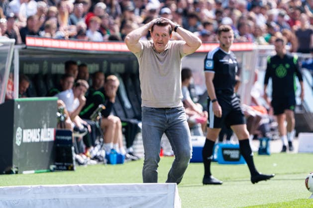 Hannover, Deutschland 16. August 2026: 2. BL - 2026 2027 - Sp. 2 - Hannover 96 gegen VfL Wolfsburg Im Bild: Trainer Christian Titz (H96) ist ärgerlich auf dem Spielfeld DFL DFB regulations prohibit any use of photographs as image sequences and or quasi-video Heinz von Heiden Arena Niedersachsen *** Hanover, Germany August 16, 2026 2nd Bundesliga 2026–2027 Matchday 2 Hannover 96 vs. VfL Wolfsburg Pictured: Coach Christian Titz of H96 looking frustrated on the field. DFL and DFB regulations prohibit any use of photographs as image sequences and or quasi-video. Heinz von Heiden Arena, LowerLower Saxony Copyright: xFotostandx xKruczynskix