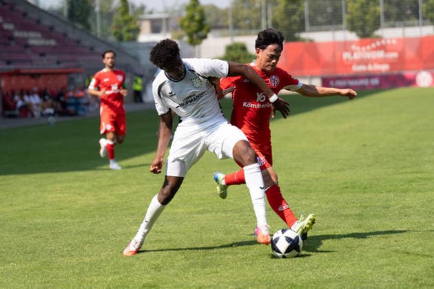16.08.2026, xhfmx, Fussball Regionalliga Suedwest, FSV Mainz 05 U23 - FSV Frankfurt Uche Obiogumu (FSV Frankfurt, 17) im Zweikampf mit einem Gegenspieler (DFL DFB REGULATIONS PROHIBIT ANY USE OF PHOTOGRAPHS as IMAGE SEQUENCES and or QUASI-VIDEO) Mainz *** August 16, 2026, xhfmx, Regionalliga Southwest soccer, FSV Mainz 05 U23 vs. FSV Frankfurt, Uche Obiogumu (FSV Frankfurt), age 17, in a tackle with an opponent. DFL and DFB regulations prohibit any use of photographs as image sequences and or quasi-video. Mainz