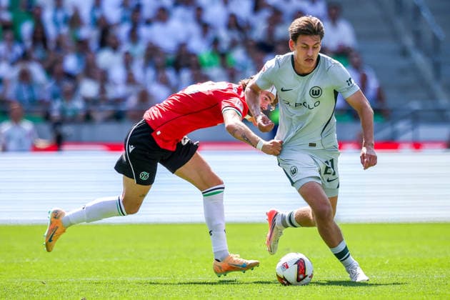 2026.08.16, xkwix, Fußball, 2. Bundesliga, Hannover 96 - VfL Wolfsburg, Heinz von Heiden Arena, 2.Spieltag, Saison 2026 2027: Joakim Maehle (VfL Wolfsburg 21) im Zweikampf gegen Kolja Oudenne (Hannover 96 29)DFB regulations prohibit any use of photographs as image sequences and or quasi-video. Photo: xKamilxWilkowskixPressefotoKochx Niedersachsen Deutschland *** August 16, 2026, xkwix, Soccer, 2. Bundesliga, Hannover 96 vs. VfL Wolfsburg, Heinz von Heiden Arena, Matchday 2, 2026–2027 Season: Joakim Maehle (VfL Wolfsburg, 21) in a tackle against Kolja Oudenne (Hannover 96, 29). DFB regulations prohibit any use of photographs as image sequences and or quasi-video. Photo: xKamilxWilkowskixPressefotoKochx, Lower Saxony Germany