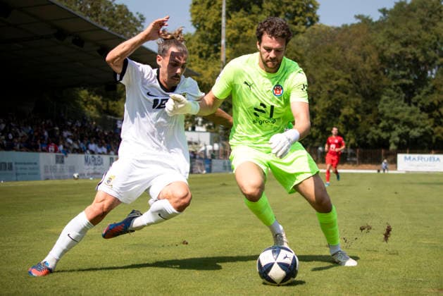 16.08.2026, xhettx, Fussball Regionalliga Suedwest, VfR Mannheim - Eintracht Trier v.l. Sinan Tekerci (SV Eintracht Trier, 22) im Zweikampf mit Leon-Oumar Wechsel (SV Eintracht Trier, 1) (DFL DFB REGULATIONS PROHIBIT ANY USE OF PHOTOGRAPHS as IMAGE SEQUENCES and or QUASI-VIDEO) *** August 16, 2026, xhettx, Regionalliga Southwest soccer, VfR Mannheim vs. Eintracht Trier, Sinan Tekerci of SV Eintracht Trier, No. 22, in a tackle with Leon Oumar, substitution for SV Eintracht Trier, 1 DFL and DFB regulations prohibit any use of photographs as image sequences and or quasi-video