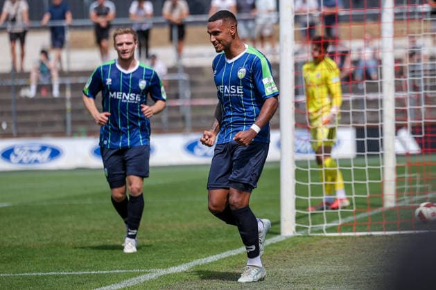 16.08.2026, xsefx, Fußball, 1.FC Köln II U21, U 21 - FC Gütersloh, Regionalliga West, Franz-Kremer-Stadion, 3. Spieltag, Saison 2026 2027: Torjubel nach dem Tor zum 2:0 durch Torschütze David Winke (FC Gütersloh 17) zusammen mit Phil Beckhoff (FC Gütersloh 08) DFB regulations prohibit any use of photographs as image sequences and or quasi-video. Nordrhein-Westfalen Deutschland *** August 16, 2026, xsefx, Soccer, 1. FC Köln II vs. U21 FC Gütersloh, Regionalliga West, Franz Kremer Stadium, Matchday 3, 2026–2027 Season. Celebrations after the 2–0 goal scored by David Winke (FC Gütersloh 17) alongside Phil Beckhoff (FC Gütersloh 08). DFB regulations prohibit any use of photographs as image sequences and or quasi-video. North Rhine-Westphalia, Germany