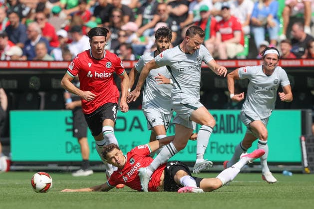 16.08.2026, xtgx, Fussball 2. Bundesliga, Hannover 96 - VfL Wolfsburg, v.l. Jean Hugonet (Hannover, 4) Benedikt Pichler (Hannover, 11) Yannick Gerhardt (Wolfsburg, 31) Zweikampf, Duell, Kampf, tackle (DFL DFB REGULATIONS PROHIBIT ANY USE OF PHOTOGRAPHS as IMAGE SEQUENCES and or QUASI-VIDEO) Hannover *** August 16, 2026, xtgx, Soccer 2. Bundesliga, Hannover 96 vs. VfL Wolfsburg, from left: Jean Hugonet (Hannover), 4 Benedikt Pichler (Hannover), 11 Yannick Gerhardt (Wolfsburg), 31 Tackle, duel, battle, DFL DFB REGULATIONS PROHIBIT ANY USE OF PHOTOGRAPHS AS IMAGE SEQUENCES AND OR QUASI-VIDEO Hannover