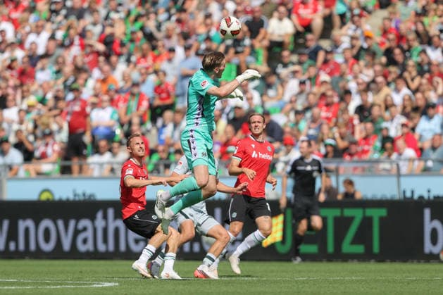 16.08.2026, xtgx, Fussball 2. Bundesliga, Hannover 96 - VfL Wolfsburg, v.l. Leo Weinkauf (Hannover, 30) Kopfball Zweikampf, Duell, Kampf, tackle (DFL DFB REGULATIONS PROHIBIT ANY USE OF PHOTOGRAPHS as IMAGE SEQUENCES and or QUASI-VIDEO) Hannover *** August 16, 2026, xtgx, Soccer 2. Bundesliga, Hannover 96 vs. VfL Wolfsburg, from left: Leo Weinkauf (Hannover), 30th minute: header duel, battle, tackle. DFL and DFB regulations prohibit any use of photographs as image sequences and or quasi-video. Hannover