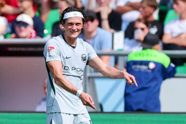 Fabian Reese (VfL Wolfsburg) gestikuliert waehrend des Spiels der 2. Bundesliga zwischen Hannover 96 und VfL Wolfsburg, Heinz von Heiden Arena am 16. August 2026 in Hannover, Deutschland. (Foto von Marco Steinbrenner DeFodi Images) +++ Fabian Reese (VfL Wolfsburg) gestures during the 2nd Bundesliga match between Hannover 96 and VfL Wolfsburg at Heinz von Heiden Arena on August 16, 2026 in Hanover, Germany. (Photo by Marco Steinbrenner DeFodi Images) DFB DFL REGULATIONS PROHIBIT ANY USE OF PHOTOGRAPHS AS IMAGE SEQUENCES AND OR QUASI-VIDEO. (Photo by Marco Steinbrenner DeFodi Images) - *** Fabian Reese of VfL Wolfsburg gestures during the 2. Bundesliga match between Hannover 96 and VfL Wolfsburg, Heinz von Heiden Arena on August 16, 2026, in Hanover, Germany. Photo by Marco Steinbrenner, DeFodi Images. Fabian Reese of VfL Wolfsburg gestures during the 2. Bundesliga match between Hannover 96 and VfL Wolfsburg at Heinz von Heiden Arena on August 16, 2026 in Hanover, Germany. Photo by Marco Steinbrenner, DeFodi Images. DFB and DFL regulations prohibit any use of photographs as image sequences and or quasi-video. Photo by Marco Steinbrenner, DeFodi Images.