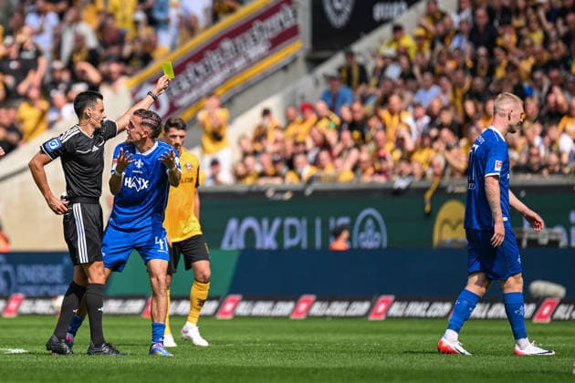 Fußball I Herren I Saison 2026-2027 I 2. Bundesliga I 2. Spieltag I SG Dynamo Dresden - SV Darmstadt 98 I 16.08.2026 Schiedsrichter Konrad Oldhafer zeigt Kai Klefisch (17, SV Darmstadt 98) die 2. gelbe Karte im Spiel und greift mit der rechten Hand nach der roten Karte Dresden Rudolf-Harbig-Stadion (Lennestr. 12) Sachsen Deutschland *** Soccer I Men’s I 2026–2027 Season I 2. Bundesliga I Matchday 2 I SG Dynamo Dresden vs. SV Darmstadt 98 I August 16, 2026 Referee Konrad Oldhafer shows Kai Klefisch (17), SV Darmstadt 98, his second yellow card of the match and reaches for the red card with his right hand. Dresden Rudolf Harbig Stadium, Lennestr. 12, Saxony, Germany Copyright: xLobeca InesxHähnelx