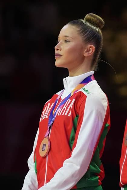 Eine Gymnastin im bulgarischen Nationaldress trägt eine Bronzemedaille bei der Siegerehrung der Weltmeisterschaft der rhythmischen Sportgymnastik 2026 in der Festhalle Frankfurt. Ihr Blick ist konzentriert nach oben gerichtet. Bulgarische Gymnastin mit Bronzemedaille bei der Siegerehrung *** A gymnast in the Bulgarian national uniform holds a bronze medal during the medal ceremony at the 2026 World Rhythmic Gymnastics Championships in the Festhalle Frankfurt. Her gaze is fixed intently upward. Bulgarian gymnast with a bronze medal at the medal ceremony Copyright: xspeedshotx